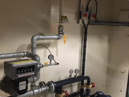 Pumping sets with pressure regulation and flow tank metering